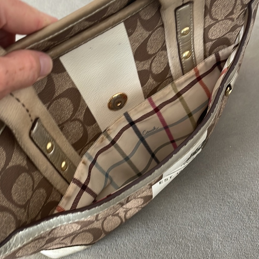 Coach bag!! - Picture 6 of 9